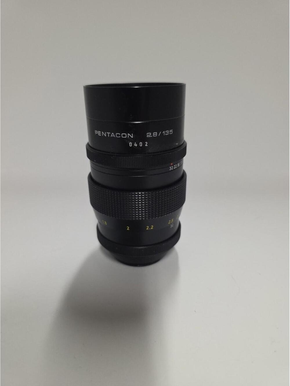 M42 Pentacon 2.8/135mm lens for M42 Mount Serial number 0402 of K. Rademaker col